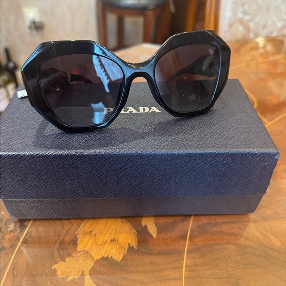 100% Auth Prada Milano sunglasses. Black/ grey geometric PR16WSF 1AB5D1 - Picture 2 of 16